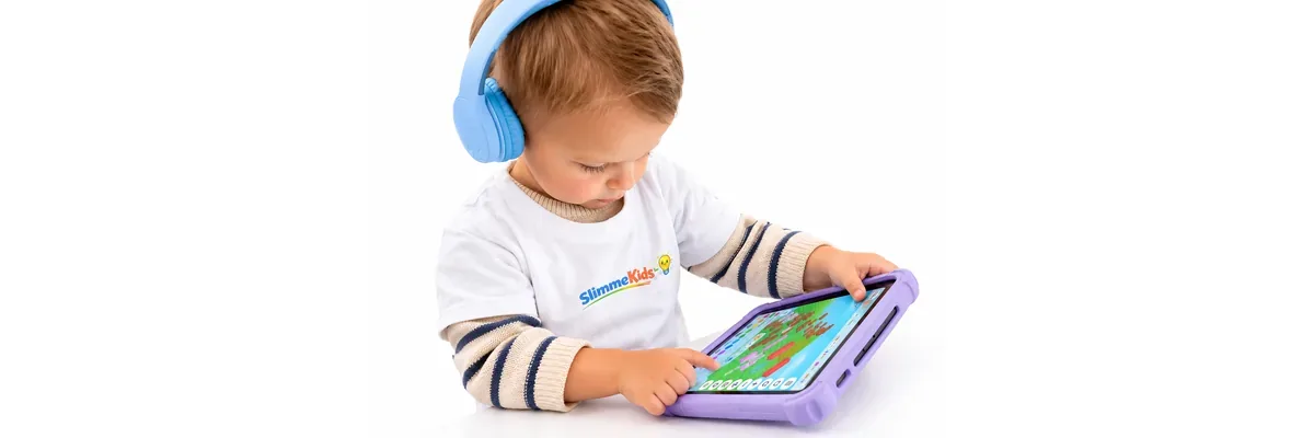 Kind speelt met de ATouch kindertablet met koptelefoon