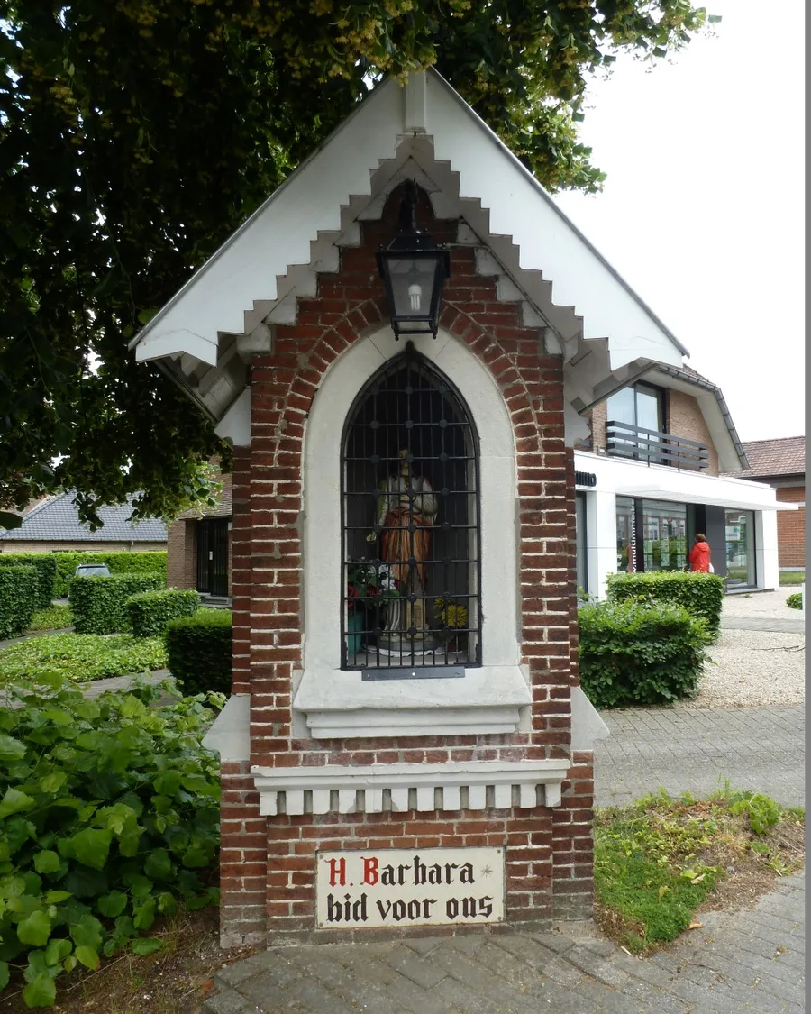 Wit kapelletje met een heiligenbeeld langs de Alsembergsesteenweg in Dworp